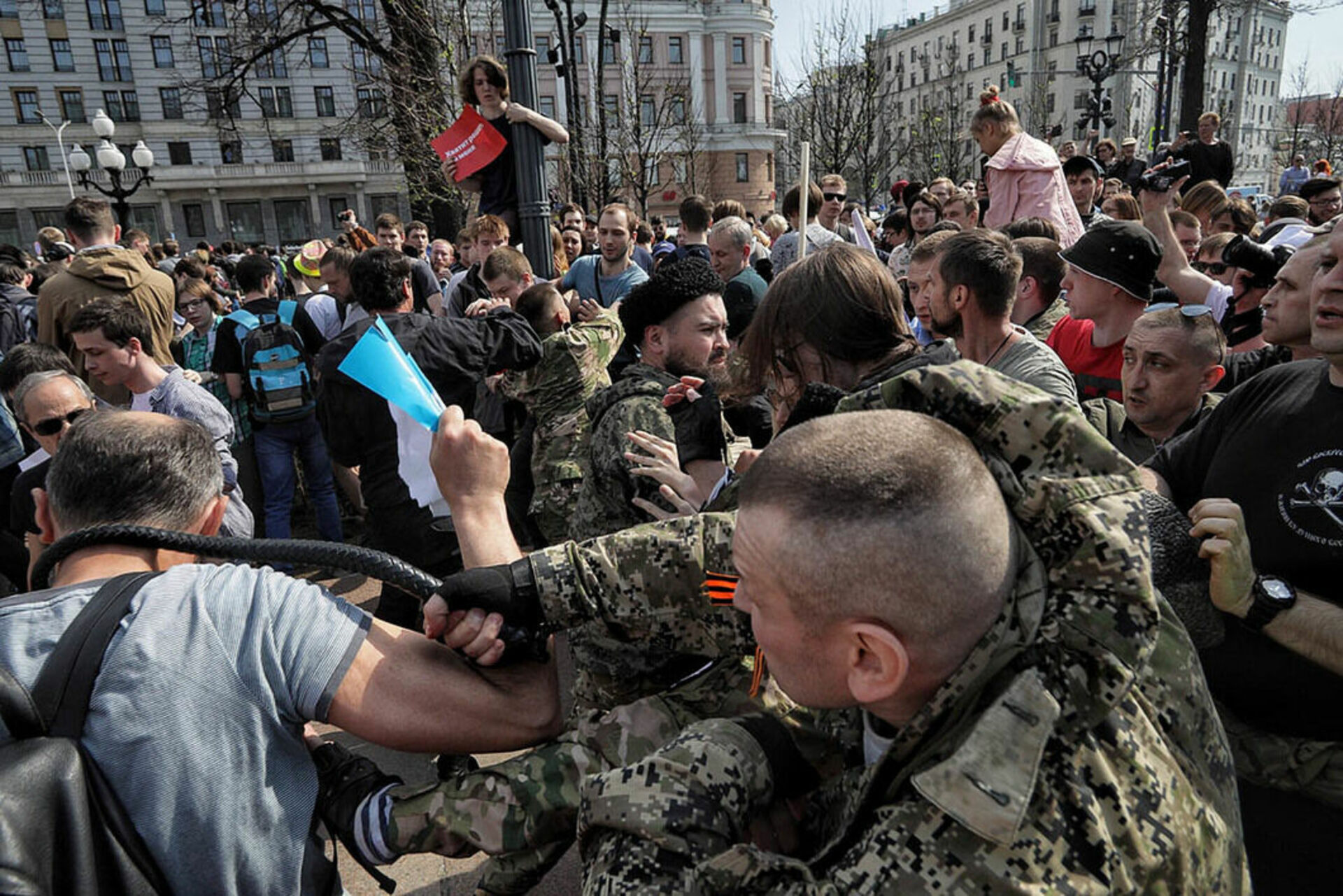 Официальные провокаторы. Казаки нагайками разгоняют митинг в Москве. Казаки с нагайками в Москве. Казаки избивают протестующих в Москве.