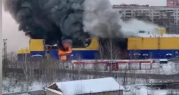 У горящего в Томске гипермаркета "Лента" обрушилась крыша