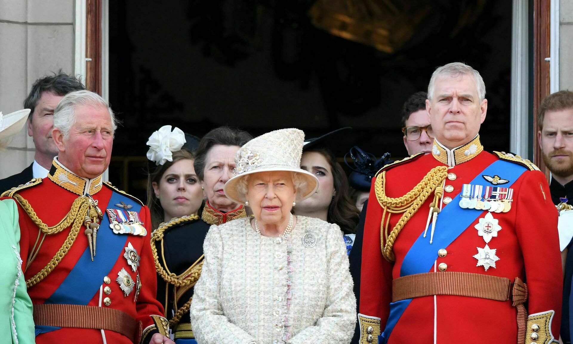 Слева направо: принц Чарлз, королева Елизавета Вторая, принц Эндрю