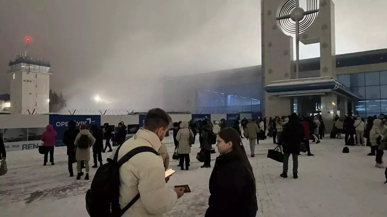 Пассажиры сообщают, что также была проведена накануне эвакуация людей из здания.