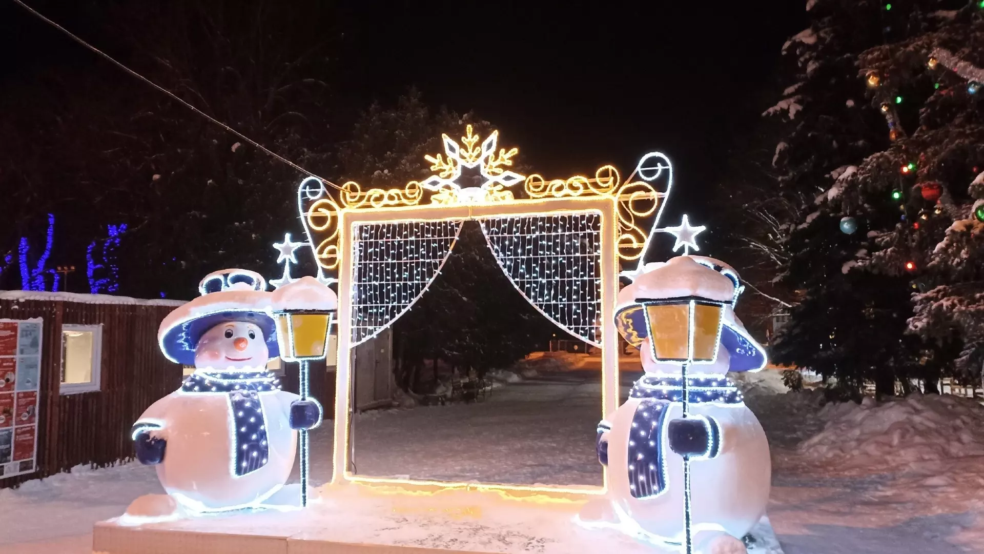 В новогодние праздники улицы многих российских городов украсили праздничные огни, а жители начали замерзать в своих домах.