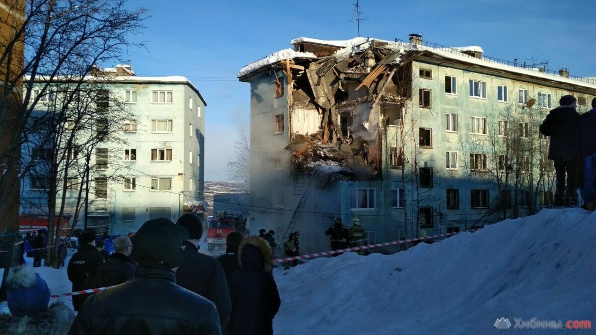 Обрушение дома в Мурманске могло произойти из-за суицида подростка