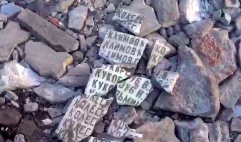 Под Омском дорожные ямы засыпали обломками табличек с именами павших воинов