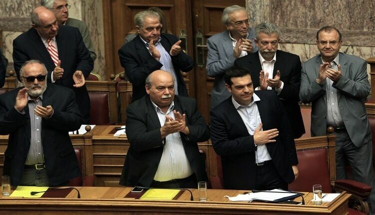 Греческий парламент утвердил проведение референдума о финансовой помощи