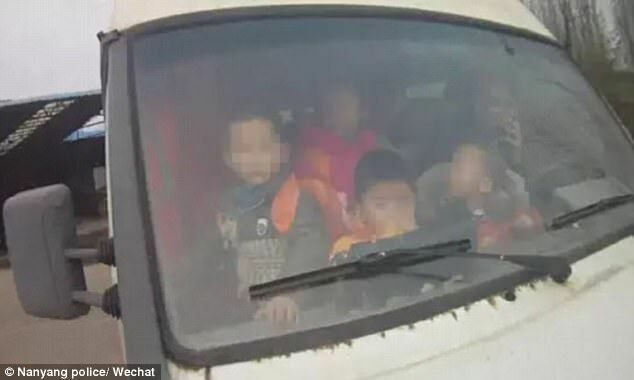 Сумасшедший водитель утрамбовал в микроавтобус целый детский сад (видео)