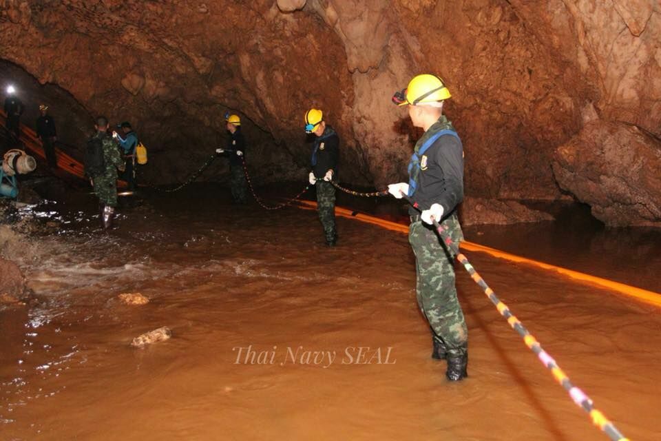 Заточенные в тайской пещере дети написали письма родным