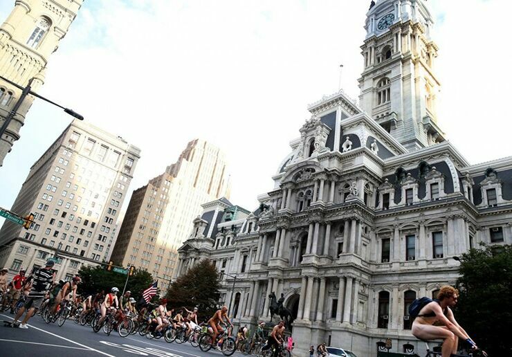По Филадельфии проехали голые велосипедисты