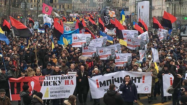 Марш за импичмент идет по Крещатику 3 декабря. 