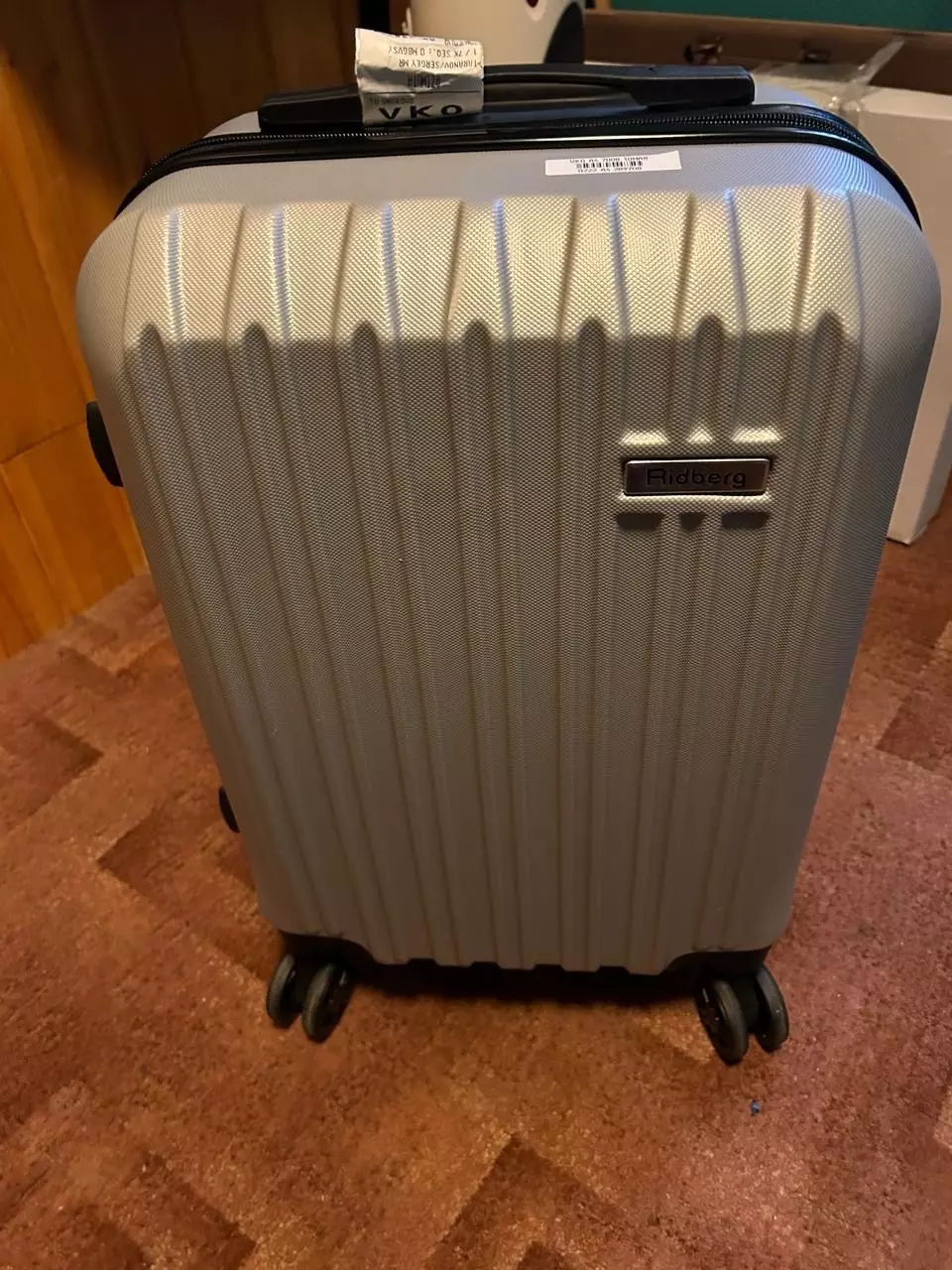Чемоданчик ручной клади легко проник в самолет «Грузинских авиалиний», но был отправлен в багаж «Азимутом»