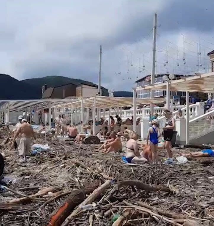 Фото дня: потоп в Сочи не помешал отпускникам «отдыхать» посреди мусора