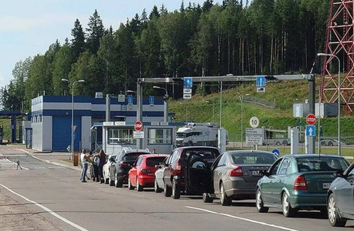На границе РФ и Финляндии автомобили встали в пятикилометровую очередь