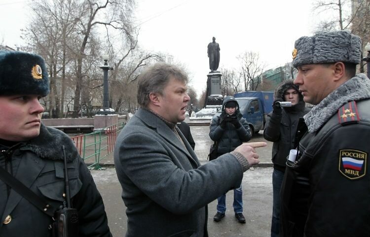 Лидер «Яблока» задержан в Москве за одиночный пикет