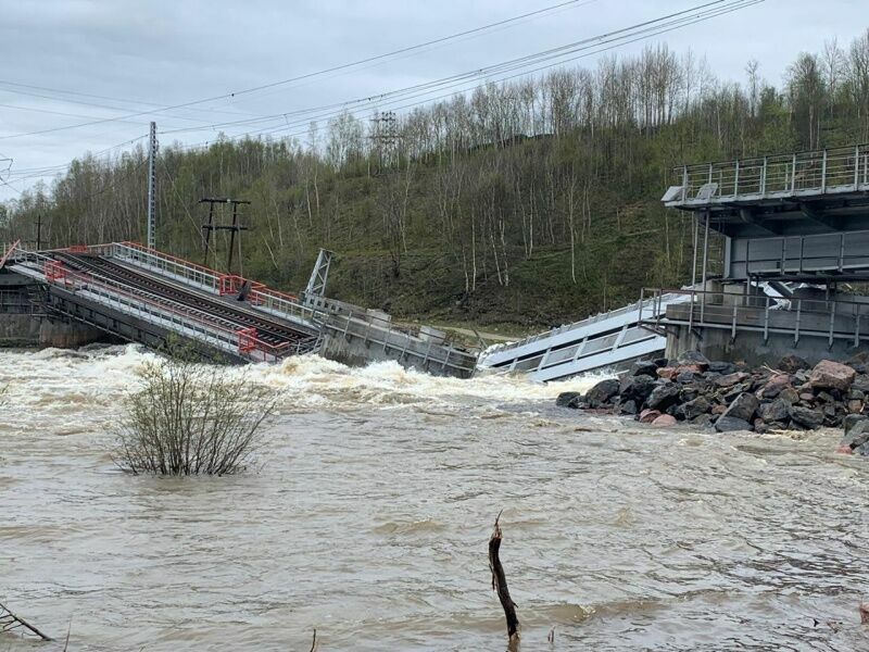 В Мурманской области из-за паводка обрушился железнодорожный мост