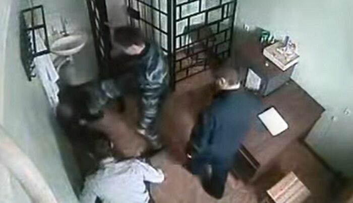 Опубликовано видео избиения заключенного начальником ИК-9 в Петрозаводске