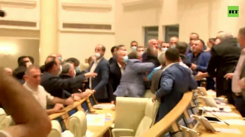 Грузинская оппозиция ворвалась в здание парламента