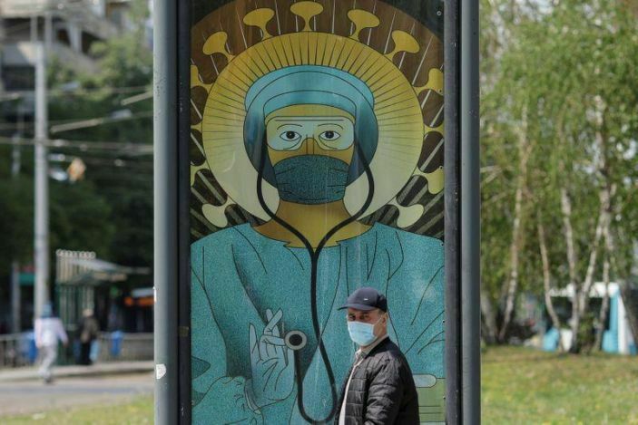 Фото дня: изображения «святых» медиков в столице Румынии оскорбили православных