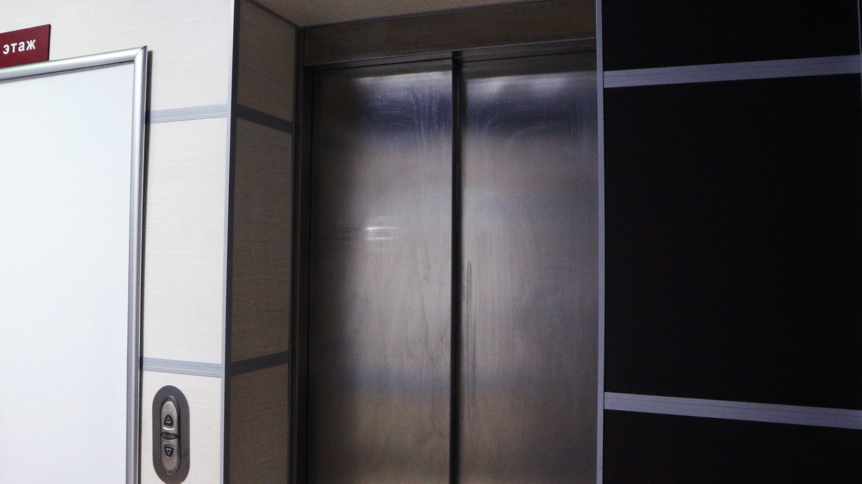 Лифт с пассажирами рухнул в многоквартирном доме в Подмосковье