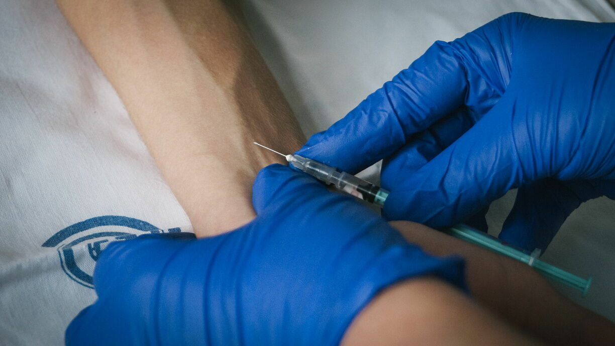 После прививки вакциной AstraZeneca впала в кому 27-летняя медсестра из Грузии