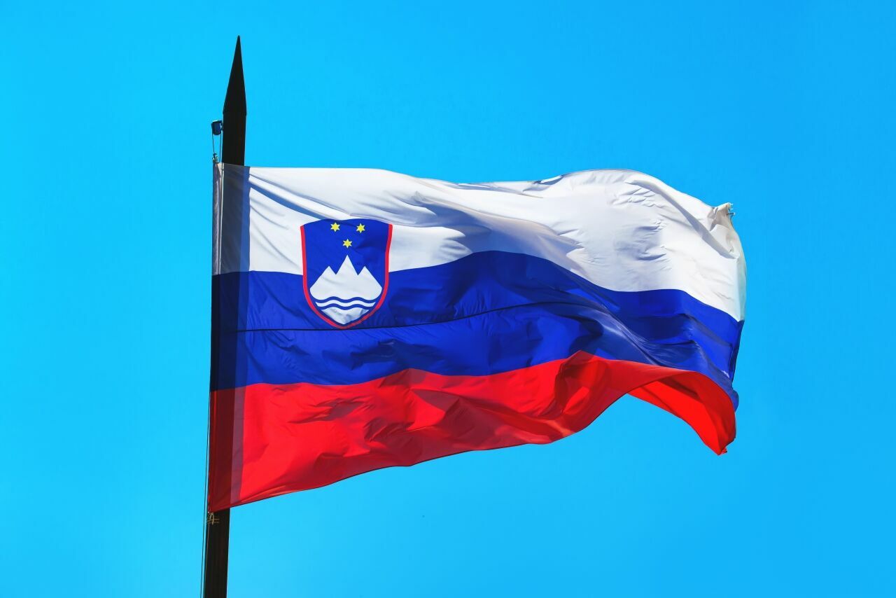 С посольства Словении в Киеве сняли флаг из-за сходства с российским триколором