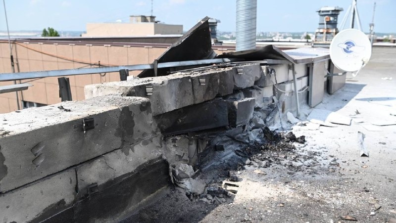 Беспилотник упал на крышу офисного здания в Белгороде и загорелся
