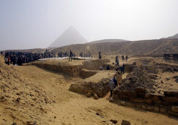 На плато Гиза в Египте обнаружили новую гробницу  возрастом 4,4 тысячи лет