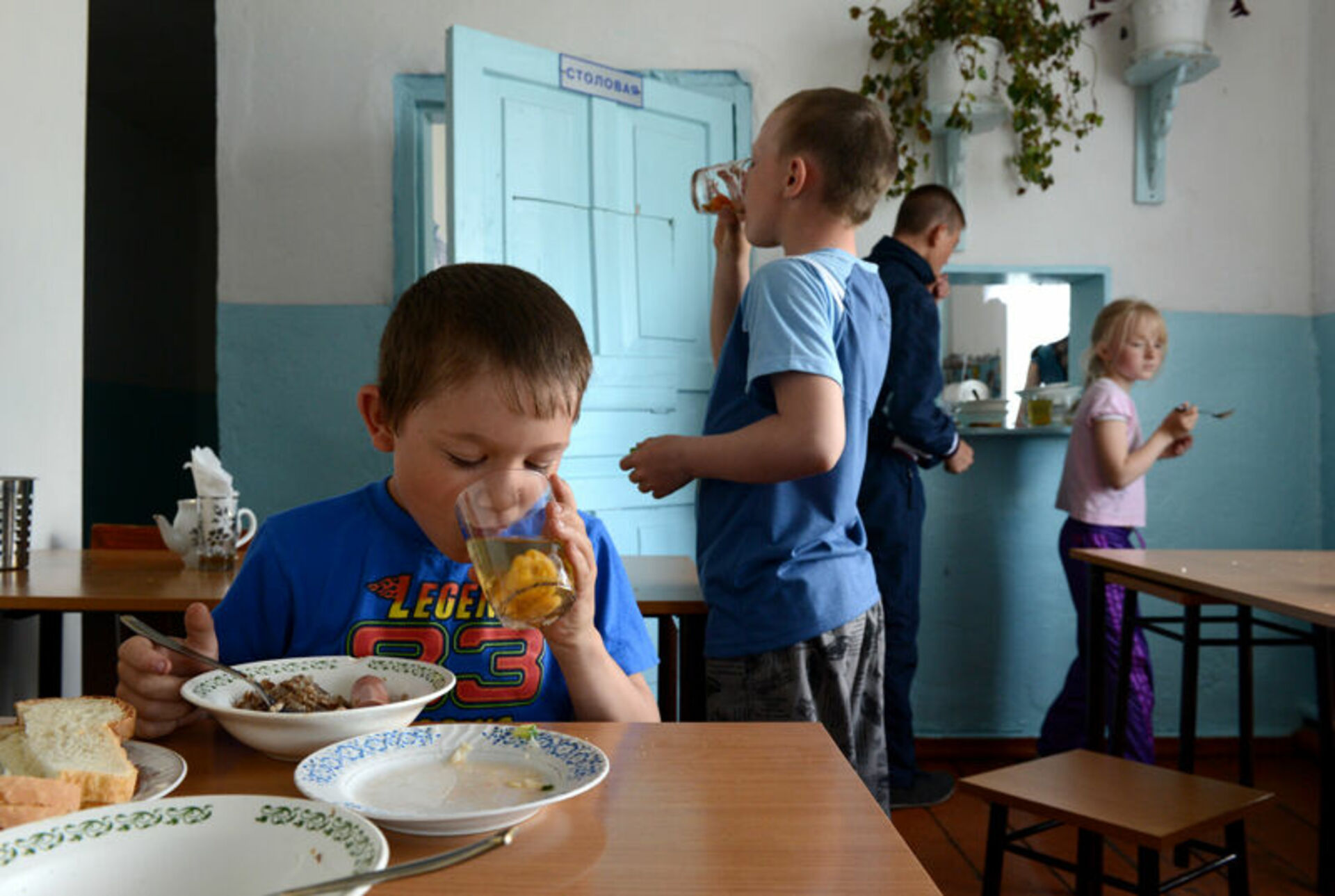 Школы в которых живут дети. Еда в детском доме. Обед в детском доме. Питание в детском доме. Питание в детдоме.