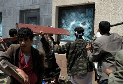 В Йемене и Египте мусульмане продолжают штурмовать посольства США