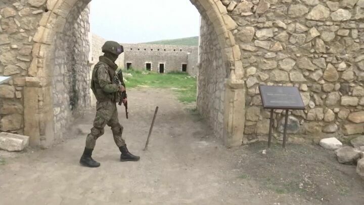 В Нагорном Карабахе ввели военное положение