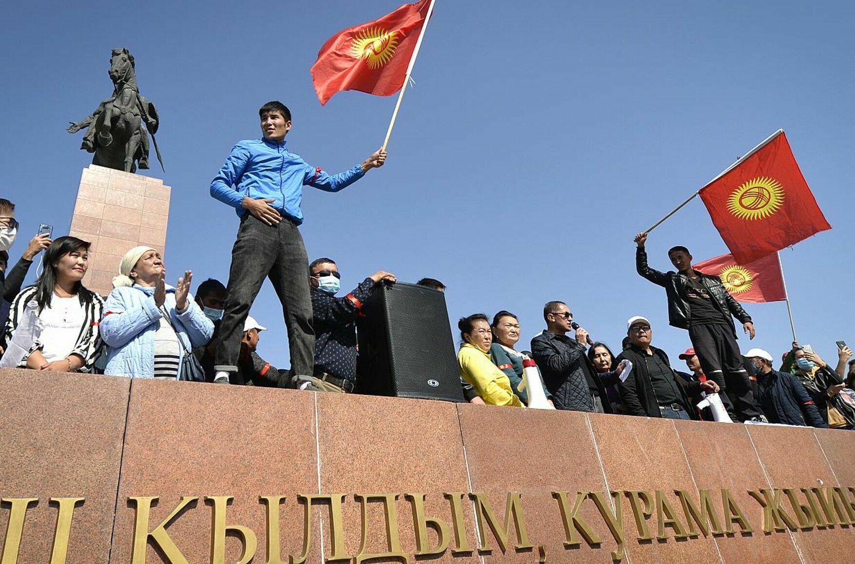 Очевидцы рассказали о захвате протестующими здания МВД в Бишкеке