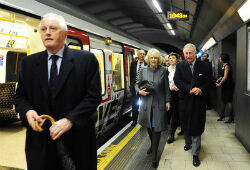 Принц Чарльз и его супруга впервые вместе прокатились в метро