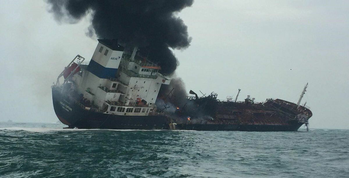 У берегов Гонконга взорвался нефтяной танкер