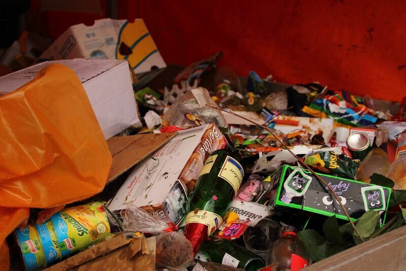 После 10 лет собирания мусора в квартире москвичка переехала жить в подъезд