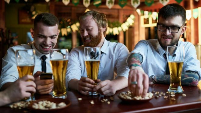 Британцам запретили выпивать в пабах без закуски