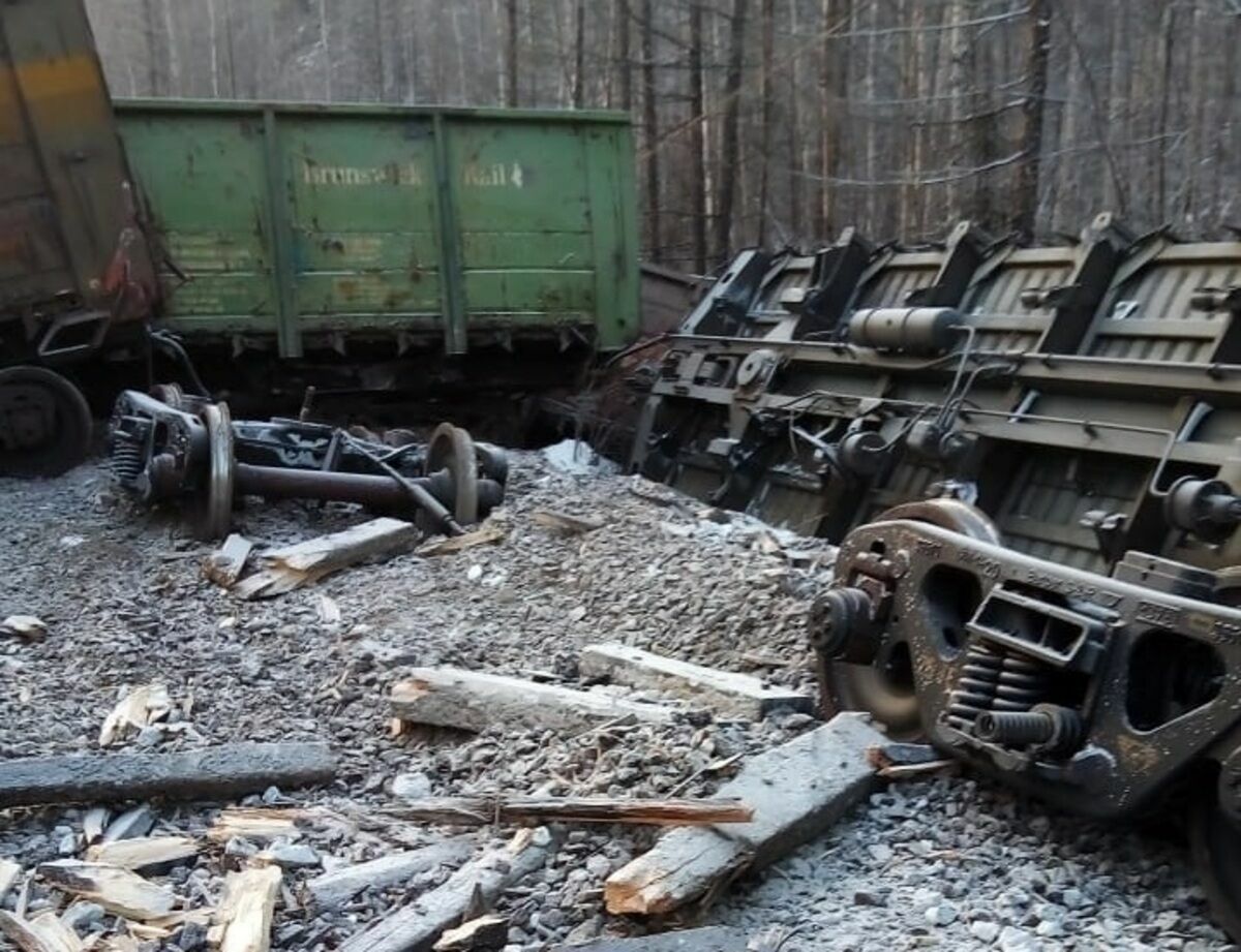Последствия схода 27 вагонов с углем ликвидируют в Хабаровском крае