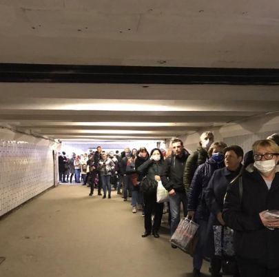 В Москве из-за проверок пропусков образовались очереди в метро