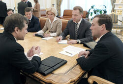 Медведев распределил сферы деятельности между вице-премьерами