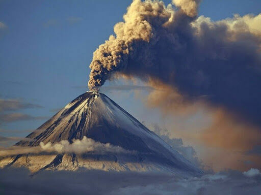 Курильский вулкан выбросил пепел на высоту 1,8 километра