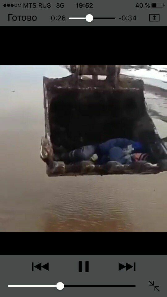 Видео: казанский рабочий помог пьяному другу, подняв его в ковше экскаватора