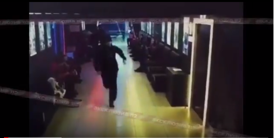 Видео дня: шокирующие кадры эвакуации людей из кинозалов в ТЦ "Зимняя вишня"