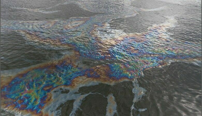 В Санкт-Петербурге нейтрализовали нефтяной разлив