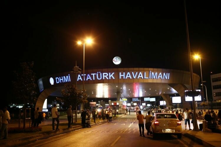 Все авиарейсы из аэропорта Ататюрка в Стамбуле отменены после взрывов