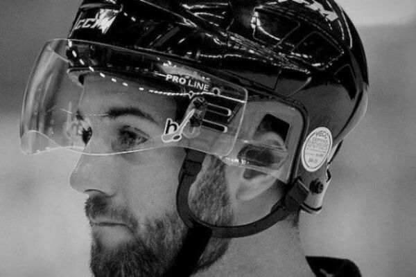 В Чехии хоккейный арбитр умер после попадания шайбы в голову