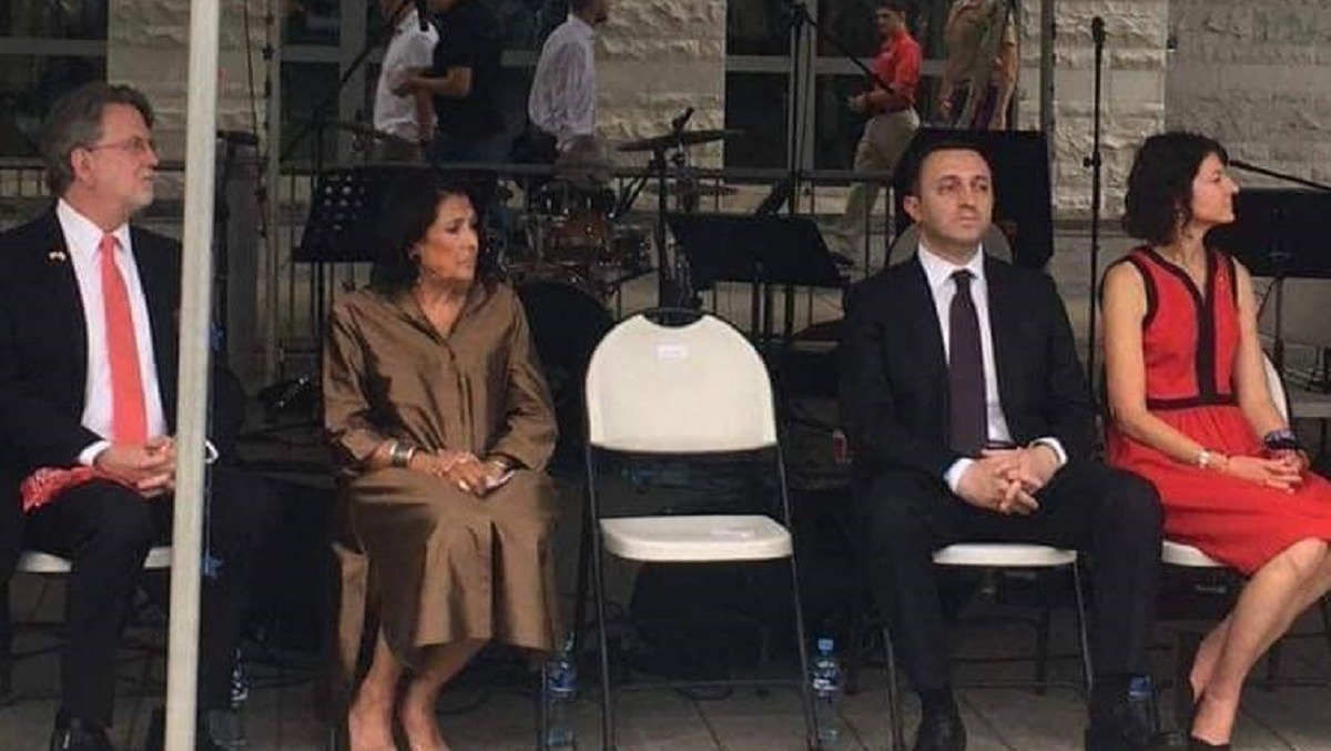 Президент и премьер Грузии отказались сидеть рядом на официальном приеме