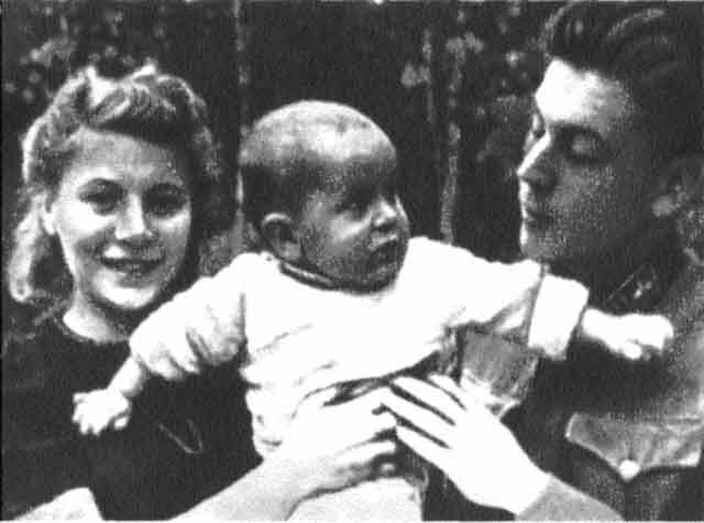 Полковник В. И. Сталин с женой Галиной Бурдонской и сыном Александром.
