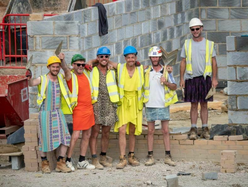 Жаркие денёчки: почему  английские строители решили «сменить пол»
