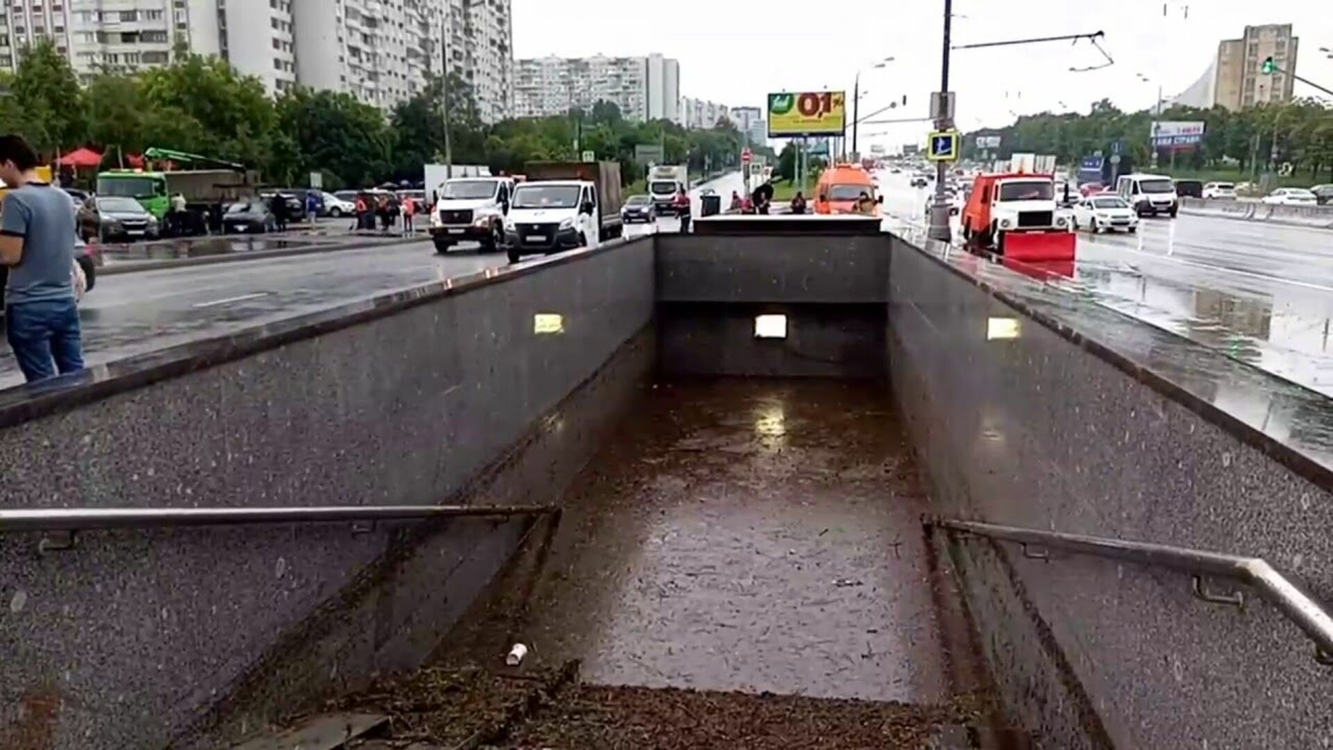 Затопило ли улицу. Метро Ясенево затопило. Бирюлево Товарная потоп. Затопило метро в Москве. Подтопления в Москве.