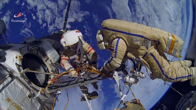 Космонавты сняли полотенце, провисевшее за бортом МКС 10 лет