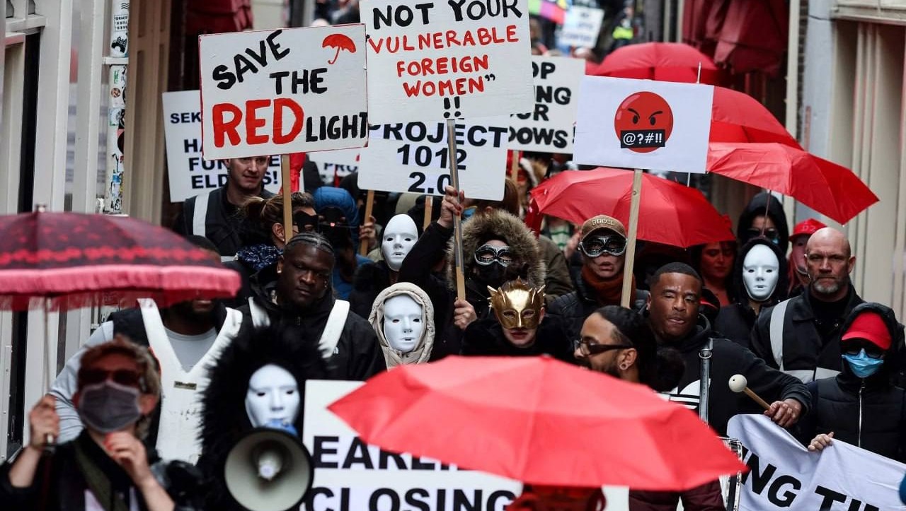 В Амстердаме работницы квартала красных фонарей вышли на акцию протеста (ВИДЕО)