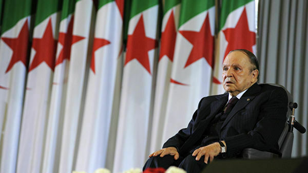 Президент Алжира подал в отставку
