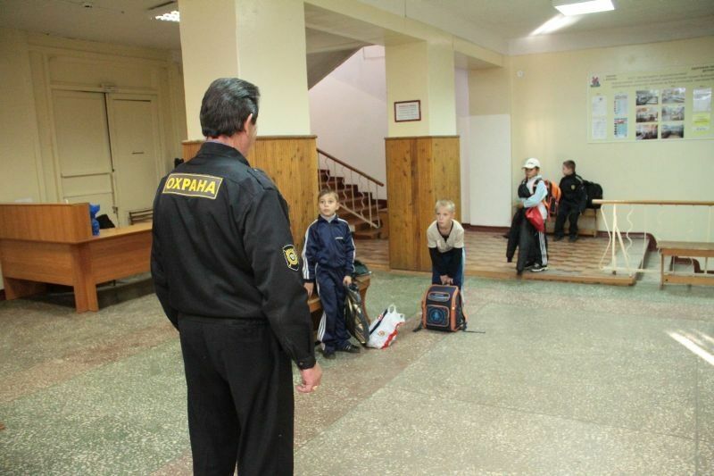 Мэрия Омска признала: безопасность школ зависит от взносов родителей